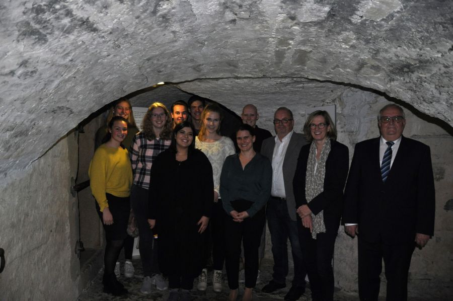 Sherin Tuncel, Maike Fischer, Nicola David Niggemeier, Christian Hölscher, Michelle Wessel, Maike Polonyi, Matthias Hartman (Gesamtschule Salzkotten), Museumsleiterin Kirsten John-Stucke und der Stellvertretender Landrat des Kreises Paderborn Vinzenz Heggen, (vorne v.l.n.r.) Eva Kondopulo, Nuria Claes und Frauke Pixberg, Wissenschaftliche Volontärin im Kreismuseum bei der Eröffnung der Lichtinstallation „Niedergebrannt, verhaftet, verschleppt – Die jüdische Gemeinde in Salzkotten“ Bildnachweis: Kreismuseum Wewelsburg Sherin Tuncel, Maike Fischer, Nicola David Niggemeier, Christian Hölscher, Michelle Wessel, Maike Polonyi, Matthias Hartman (Gesamtschule Salzkotten), Museumsleiterin Kirsten John-Stucke und der Stellvertretender Landrat des Kreises Paderborn Vinzenz Heggen, (vorne v.l.n.r.) Eva Kondopulo, Nuria Claes und Frauke Pixberg, Wissenschaftliche Volontärin im Kreismuseum bei der Eröffnung der Lichtinstallation „Niedergebrannt, verhaftet, verschleppt – Die jüdische Gemeinde in Salzkotten“ Bildnachweis: Kreismuseum Wewelsburg